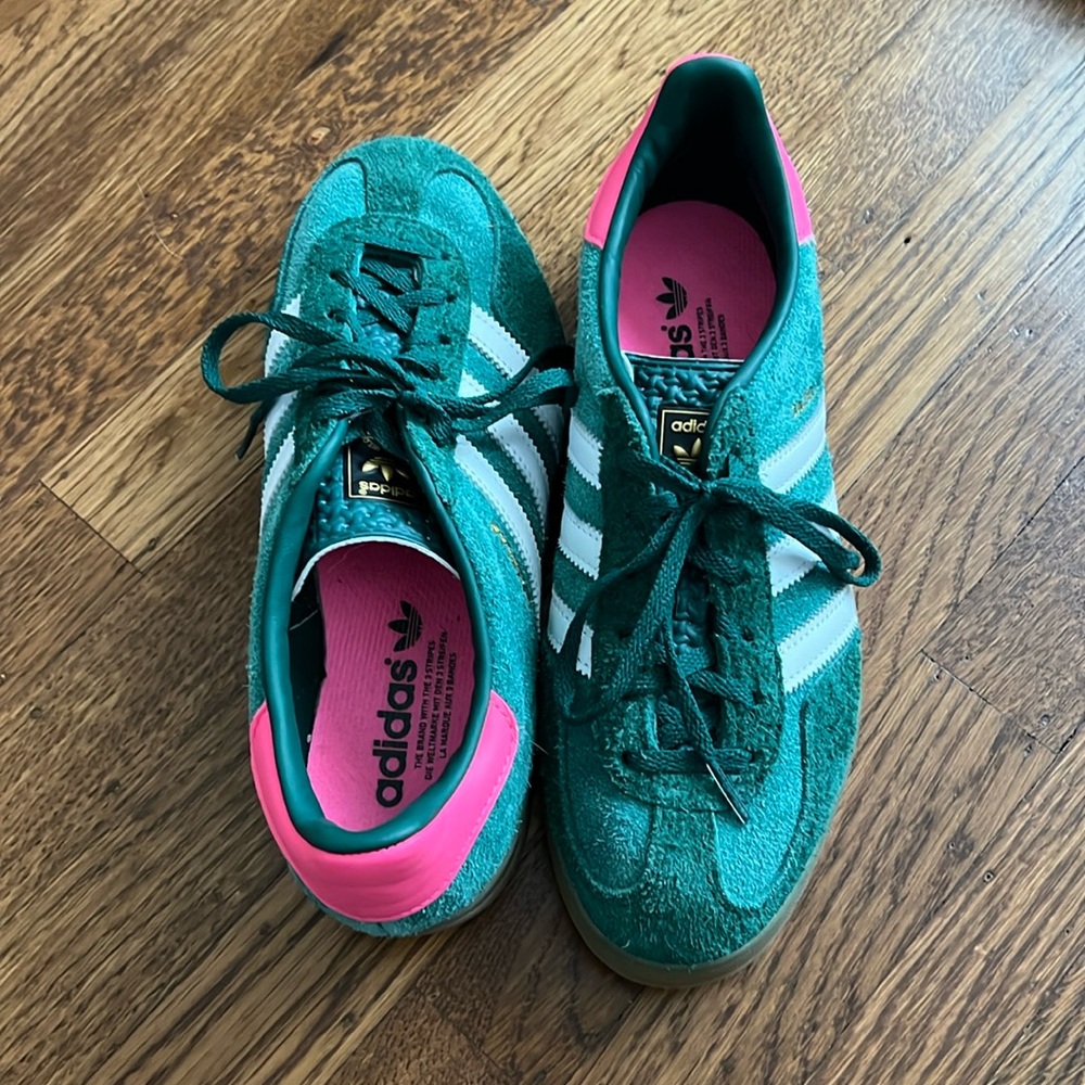 Adidas Gazelle women’s size 8.5 green & pink